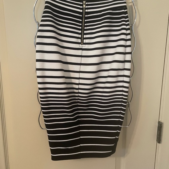 Bundle of 3 skirts black pencil skirts material guess size x-small - Picture 6 of 13